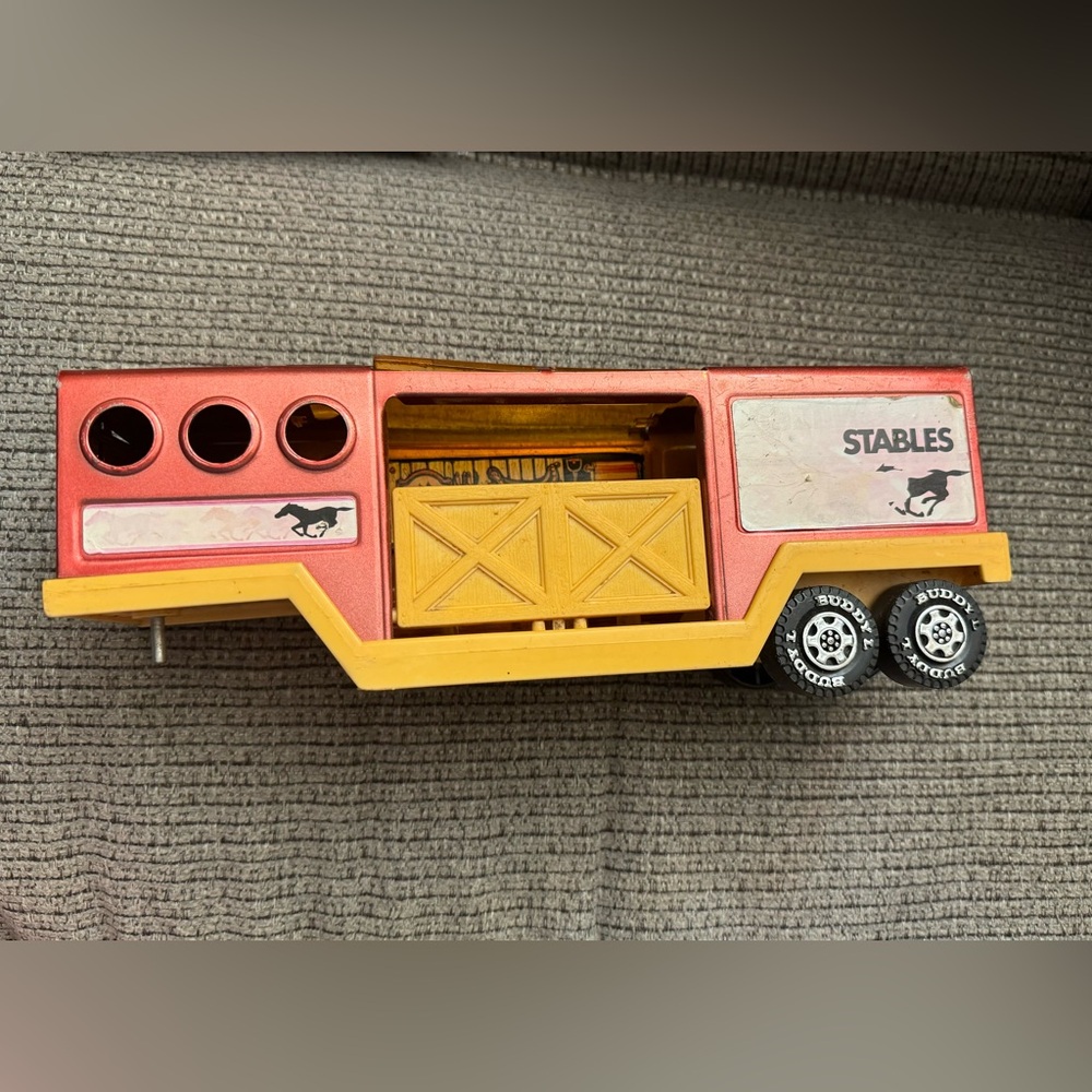 1980's Buddy L Stables horse trailer toy. Pressed steel and plastic. 11" long.